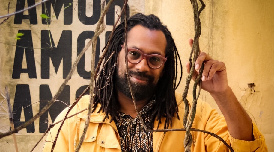 Poeta e multiartista Jairo Pereira compartilha seus afagos com o público no sarau Parada Poética de Hortolândia