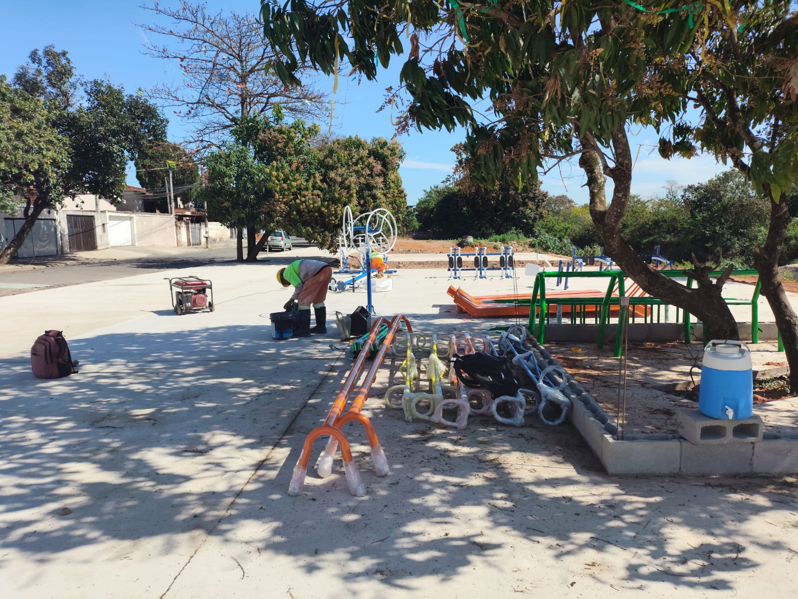 Parque Socioambiental do Jd. Santa Emília recebe concretagem em mais um trecho de calçada e implantação de academia ao ar livre