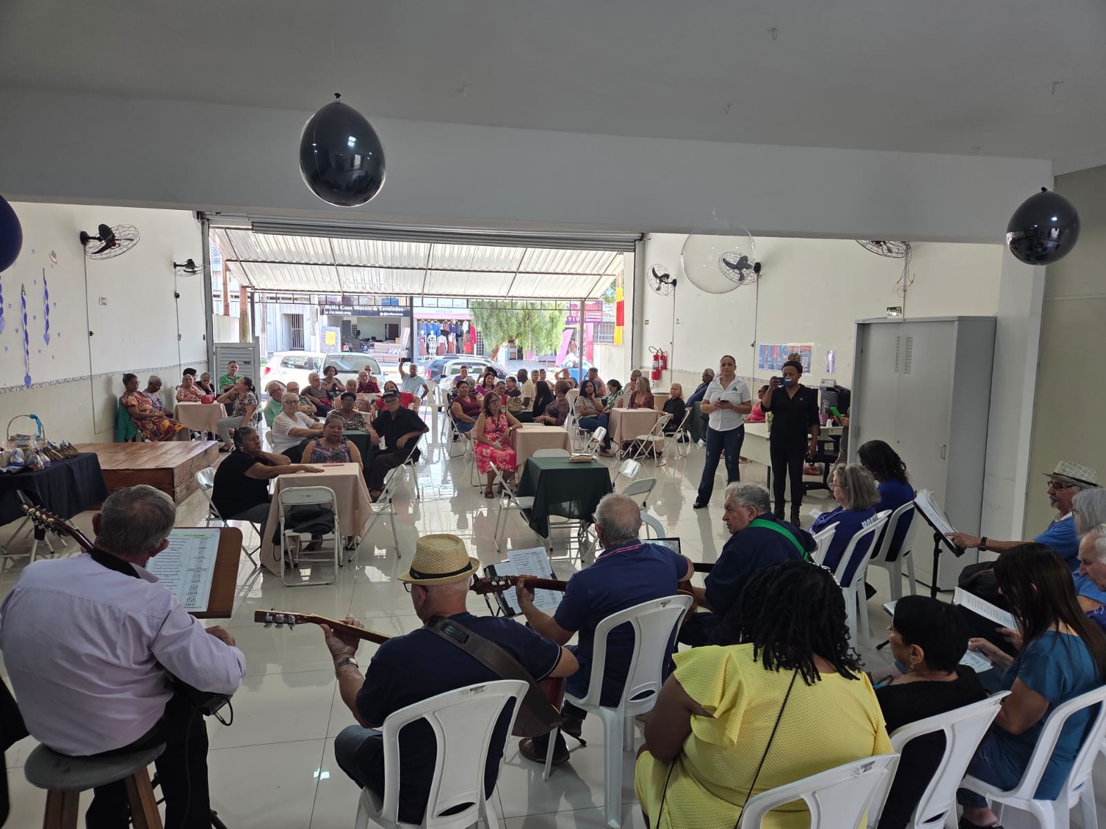 Evento da Prefeitura reúne idosos do Jd. Amanda para celebrar o Dia dos Pais