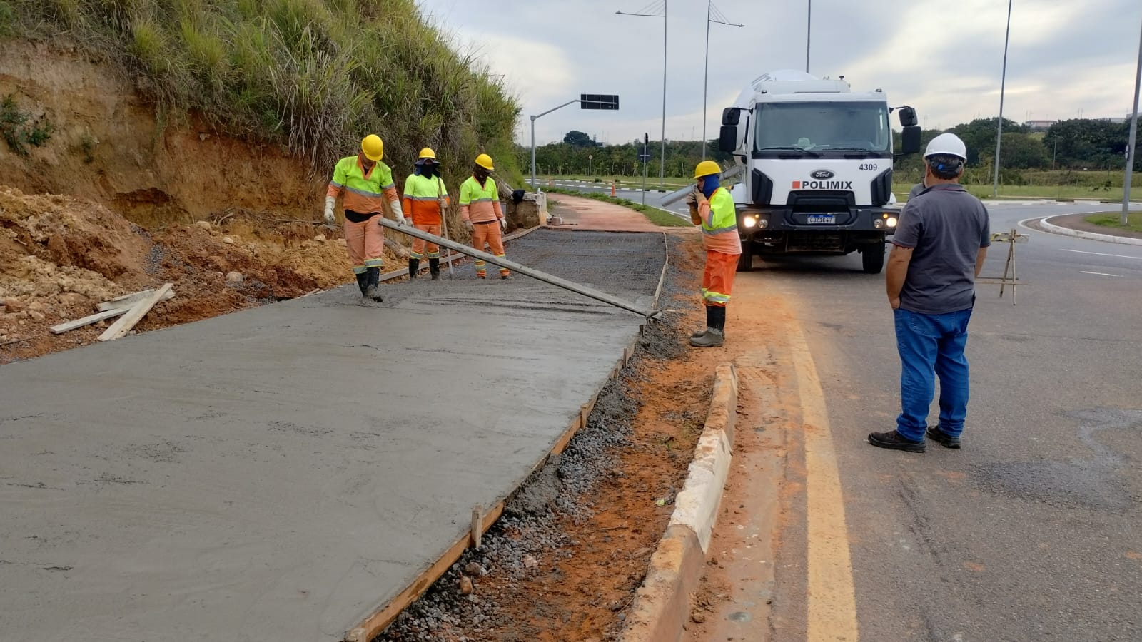 Prefeitura de Hortolândia realiza concretagem em trecho de calçada que complementa obras da PI na avenida Panaíno