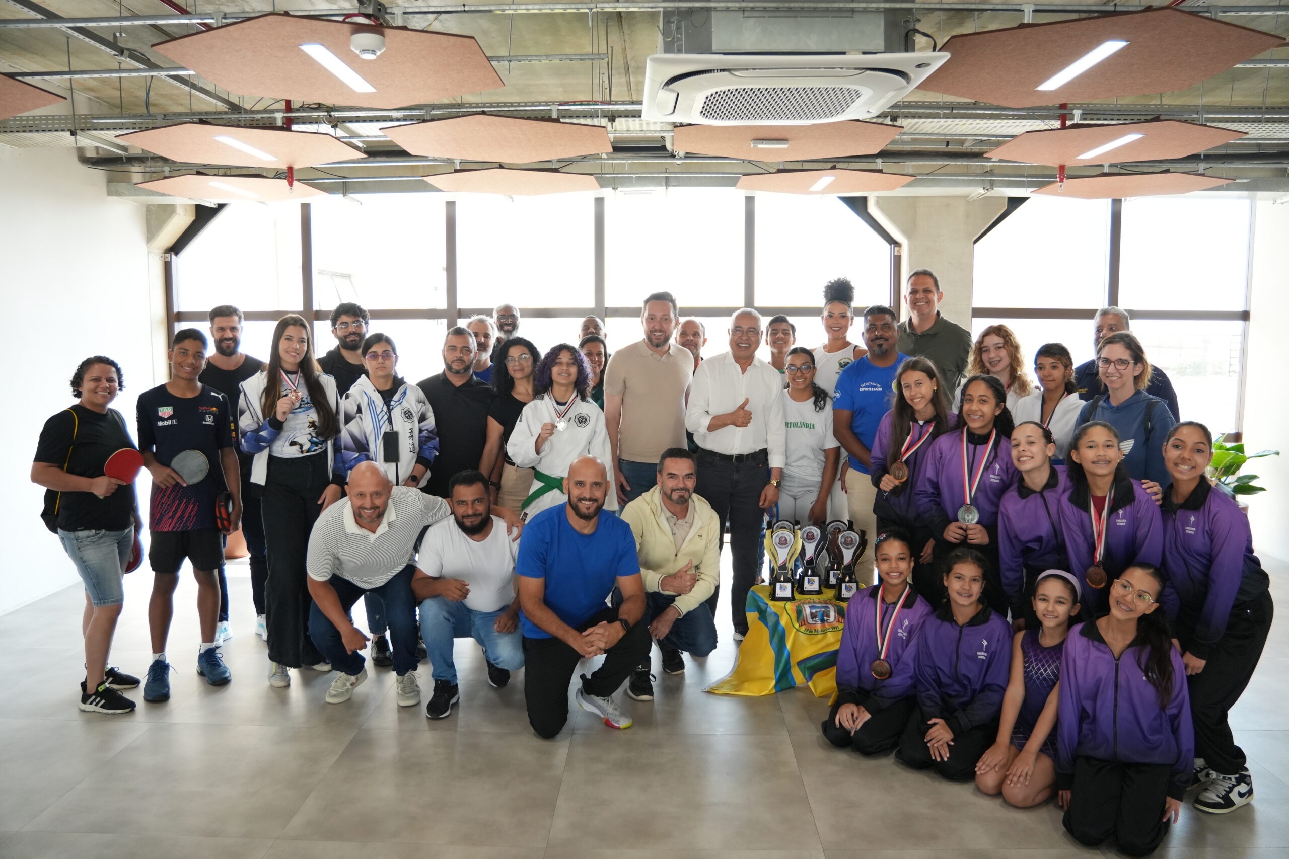 Prefeito Zezé Gomes recebe atletas de Hortolândia que representaram a cidade nos Jogos Regionais de São Paulo no Paço Municipal 